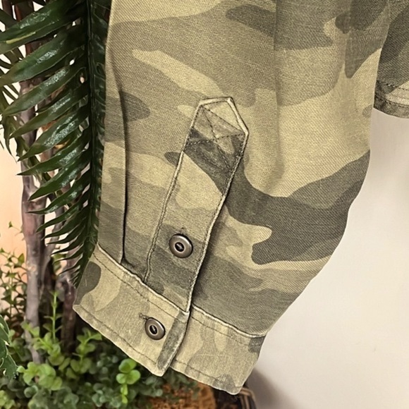 NWOT American Eagle Camouflage Cropped Button Up Hoodie Jacket Olive Shacket - Picture 12 of 13